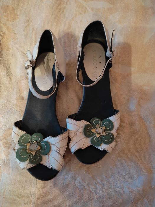 Продам недорого женские босоножки