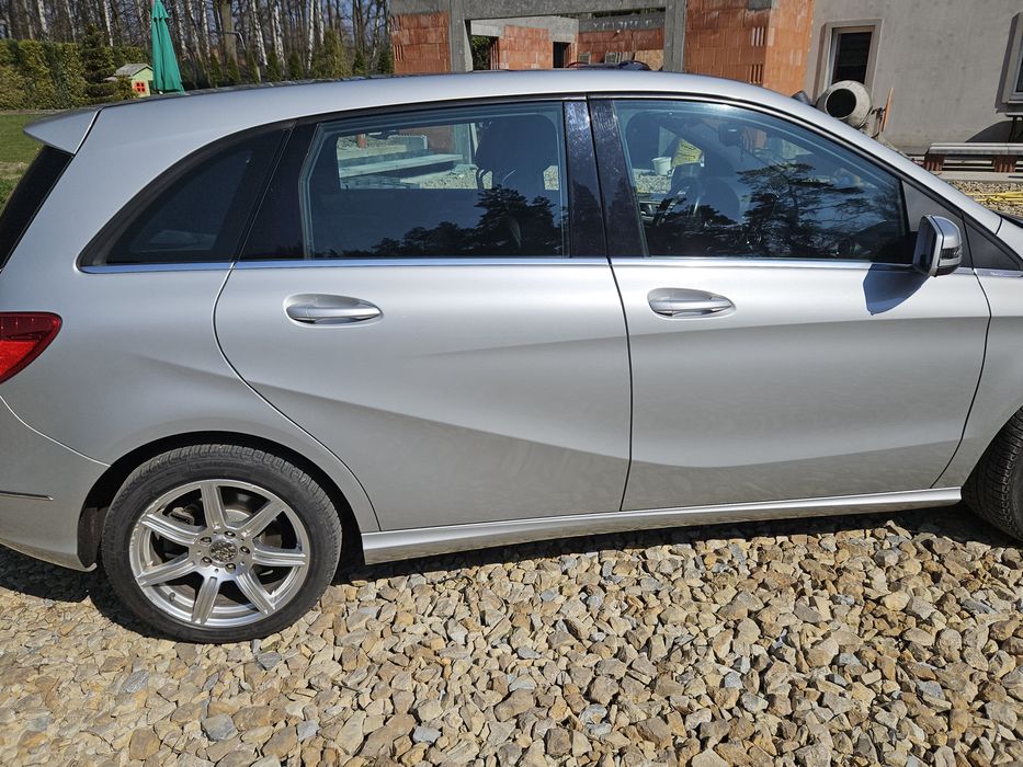 Mercedes B 250  bardzo mały przebieg 211 koni Nowe opony