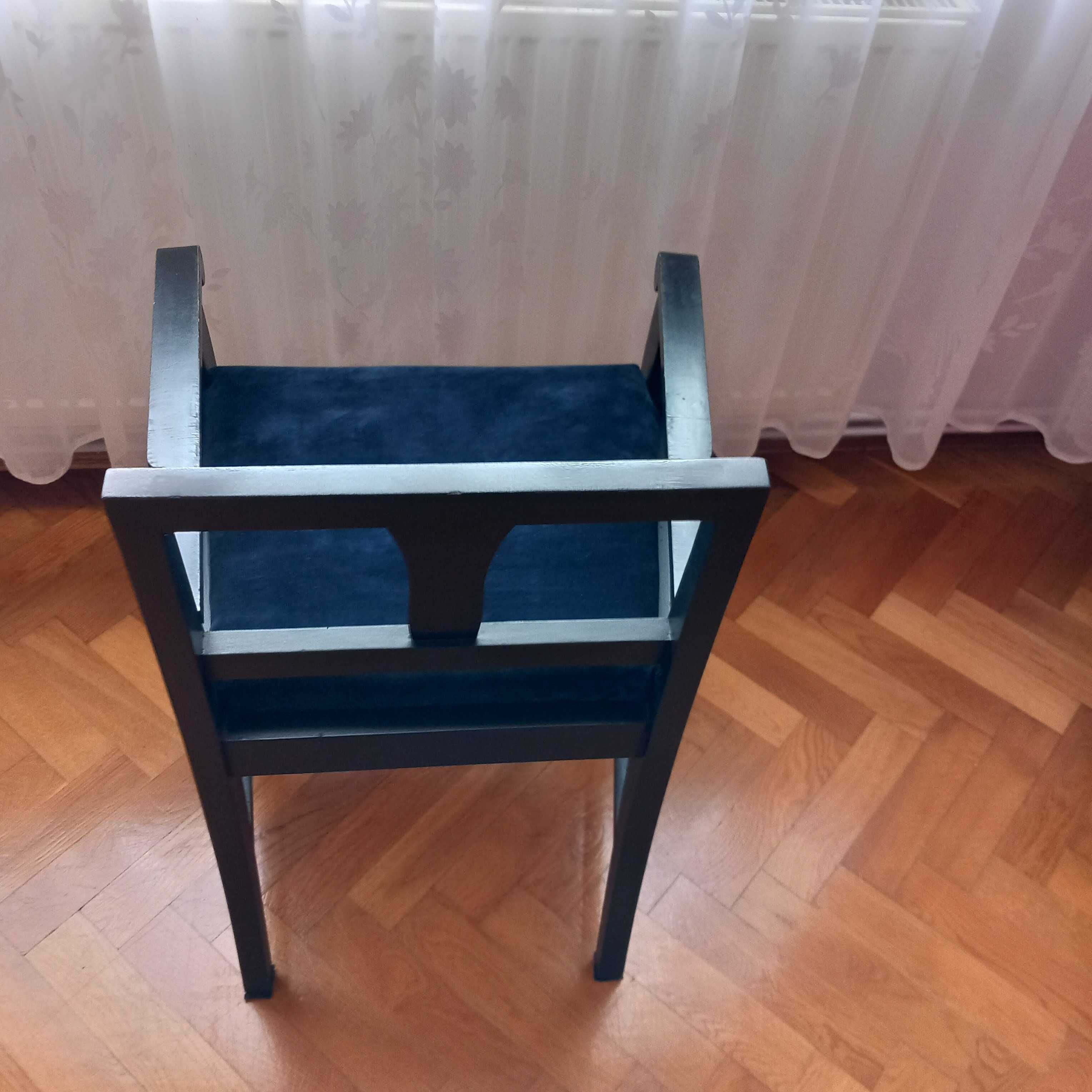Stół z dwoma krzesłami