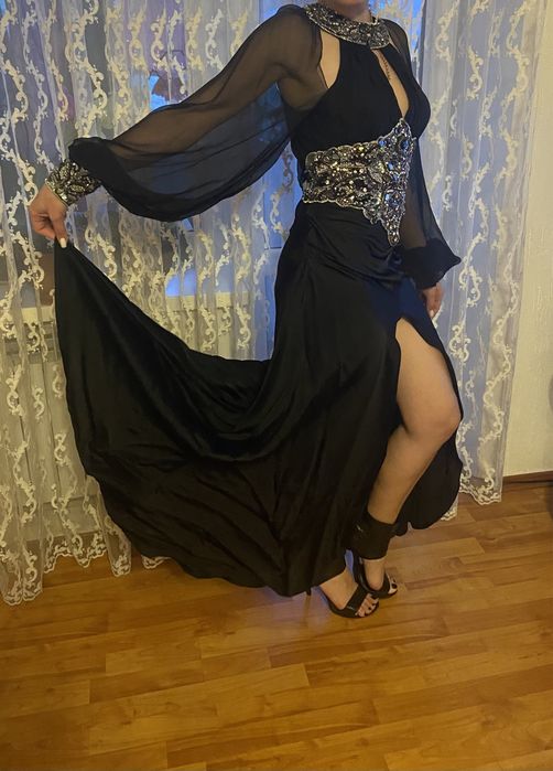 Шикарна вечірня сукня чорна плаття чорне з камінцями  з розпоркою