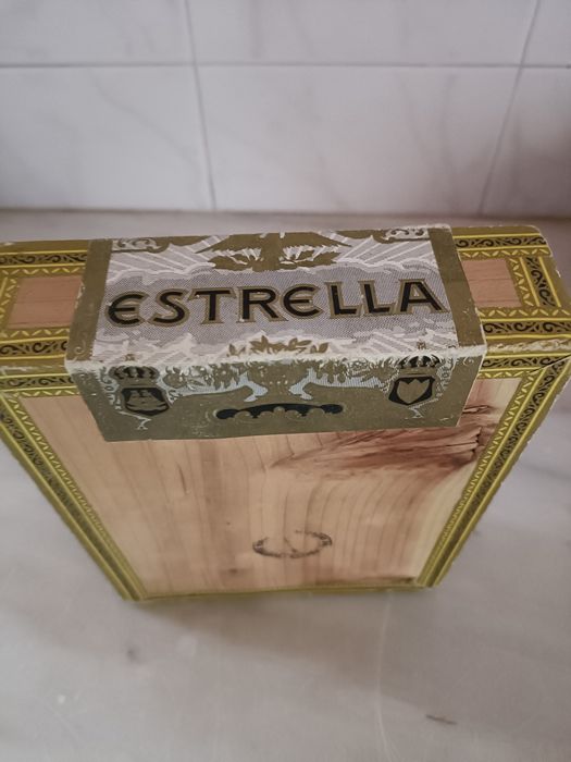Caixa de charutos em madeira, marca Estrella, de São Miguel-Açores