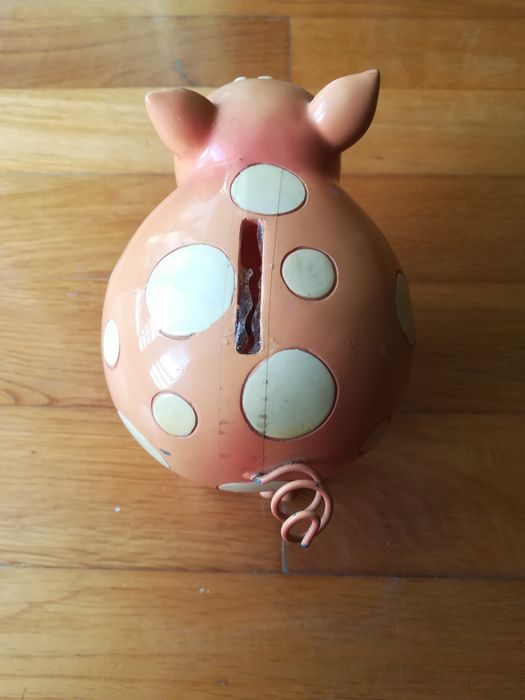 Porco mealheiro para guardar moedas e notas