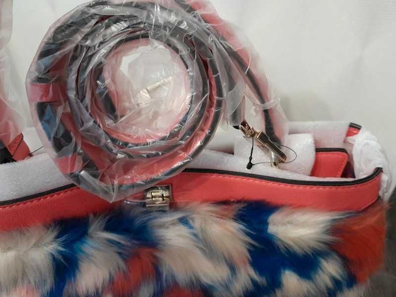 Torebka futrzak Guess