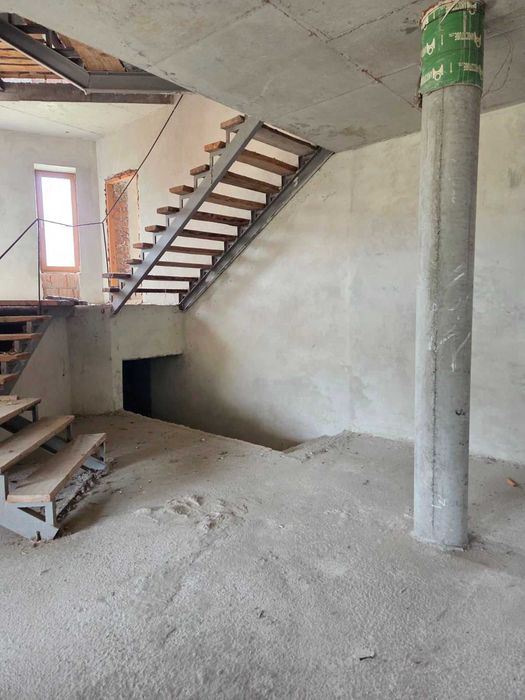 Будинок біля води. Будинок на березі Дніпра.