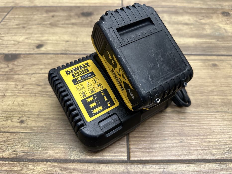 Zestaw DeWalt akumulator 5AH + ładowarka DCB115