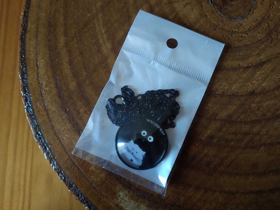 (NOVO, PORTES GRÁTIS) Colar com Pendente de Gatos em Branco e Preto