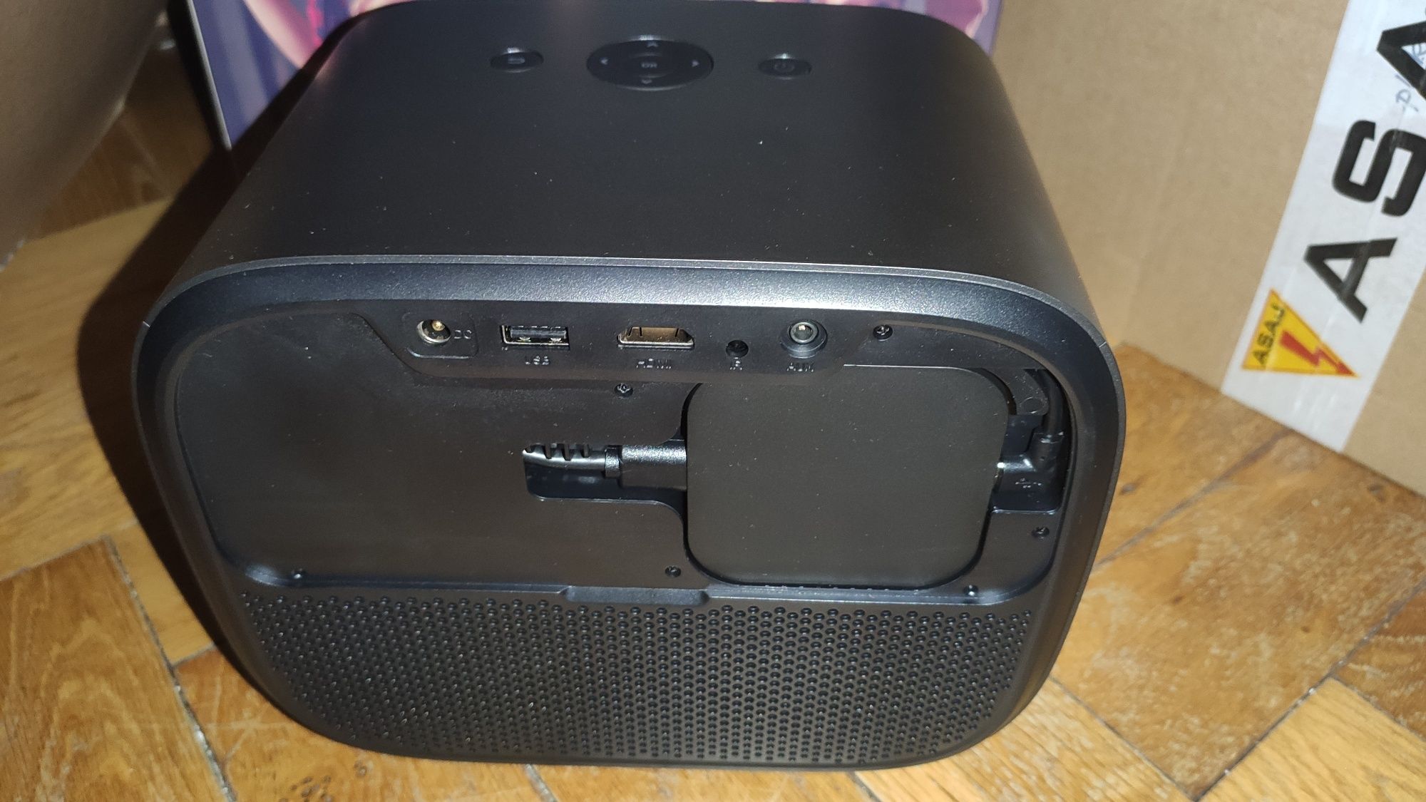 Projektor medialove m500 z AndroidTV, Google Play, Google Asystent.