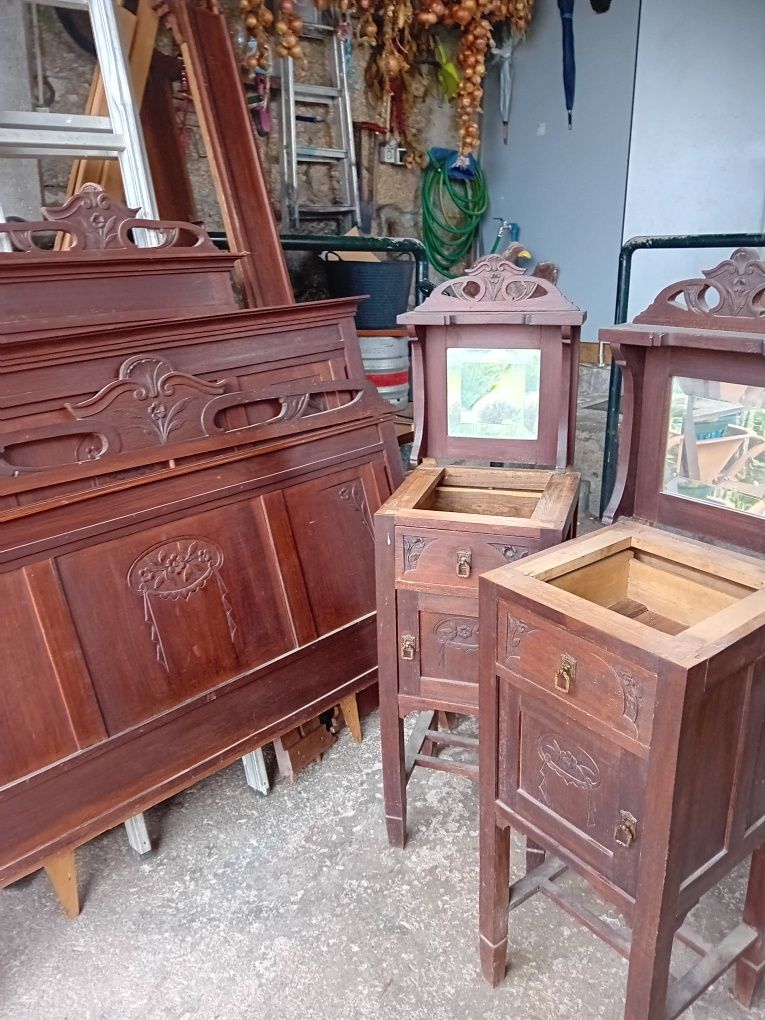 Cama e mesinhas de cabeceira