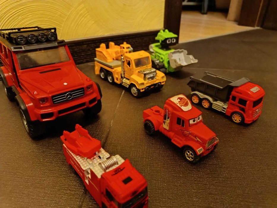 Лот з 6 машин, авто парк, вантажівки, екскаватор