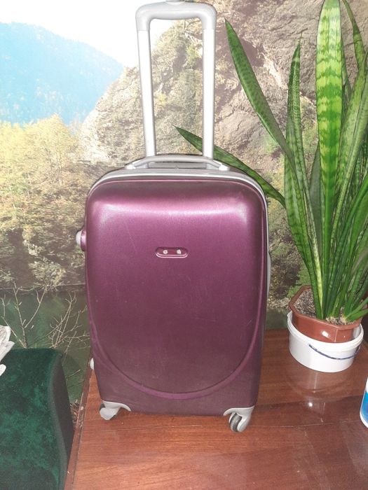 Средний  чемодан полиуретан б/у