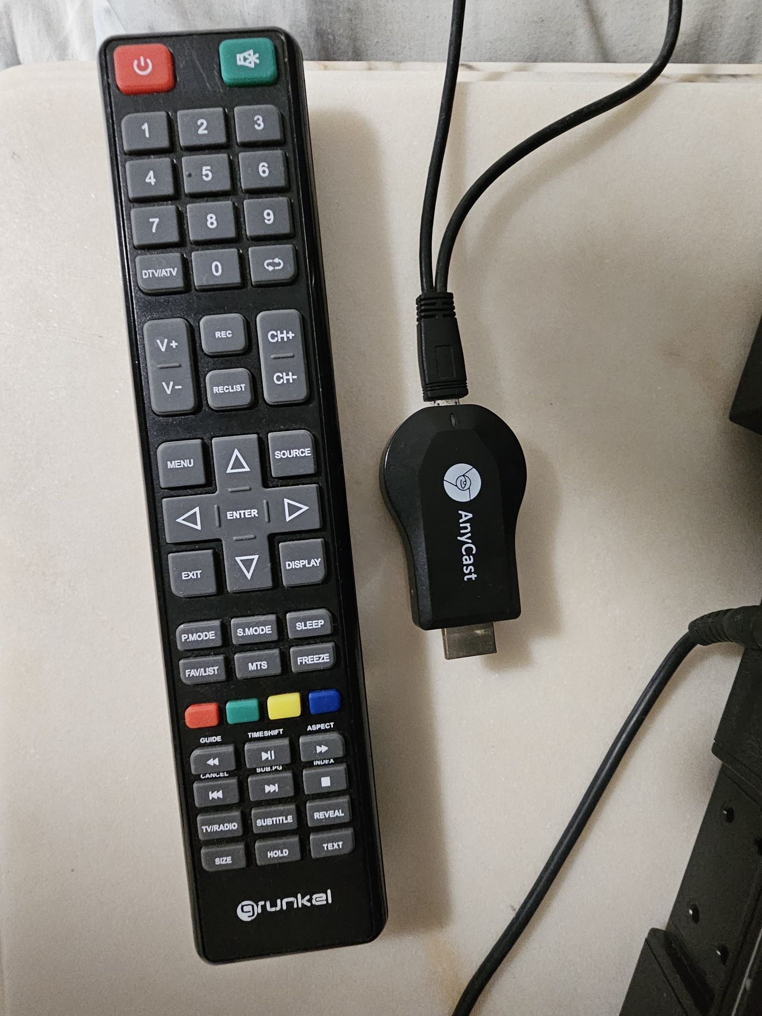 Televisor Grunkel 24" LED TV

Adaptador Anycast +

24" +

Comando re
