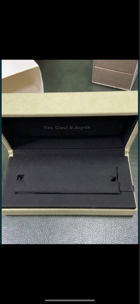 Скидка . Коробка Van Cleef для кольца, сережек и браслета.
