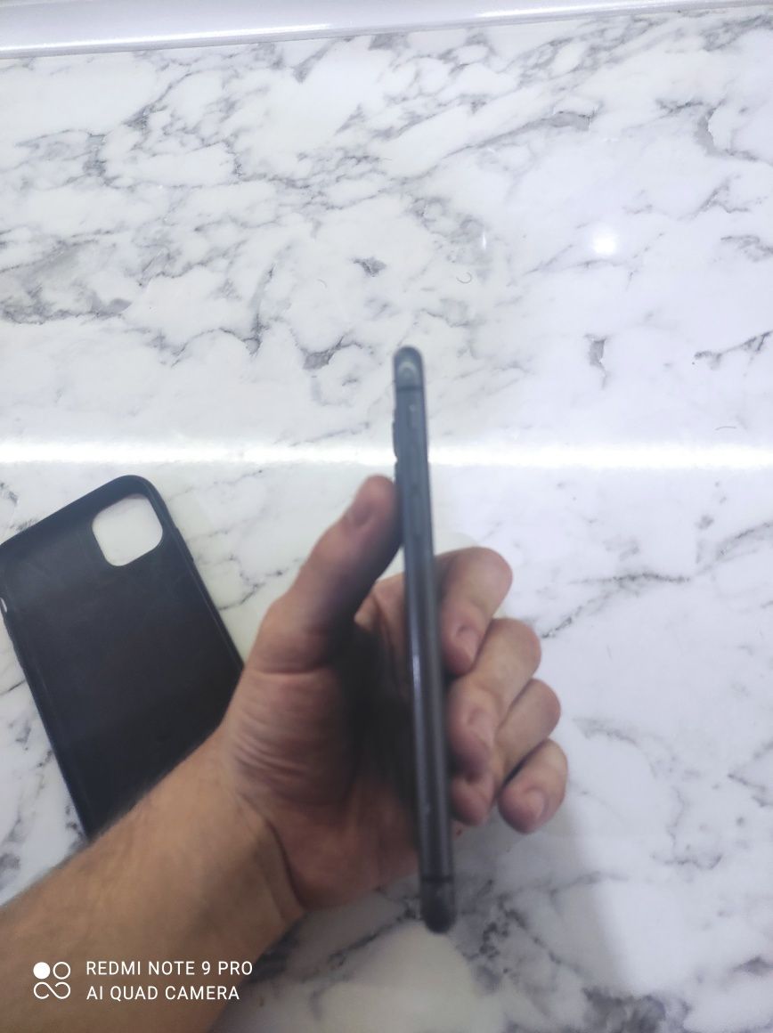 Iphone 11 на 64 gb iCloud на паролі