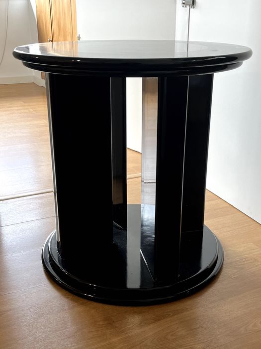 Mesa preta lacada com design dos anos 80