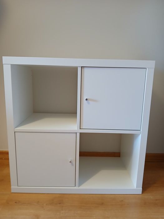 Estante branca de cubos com portas