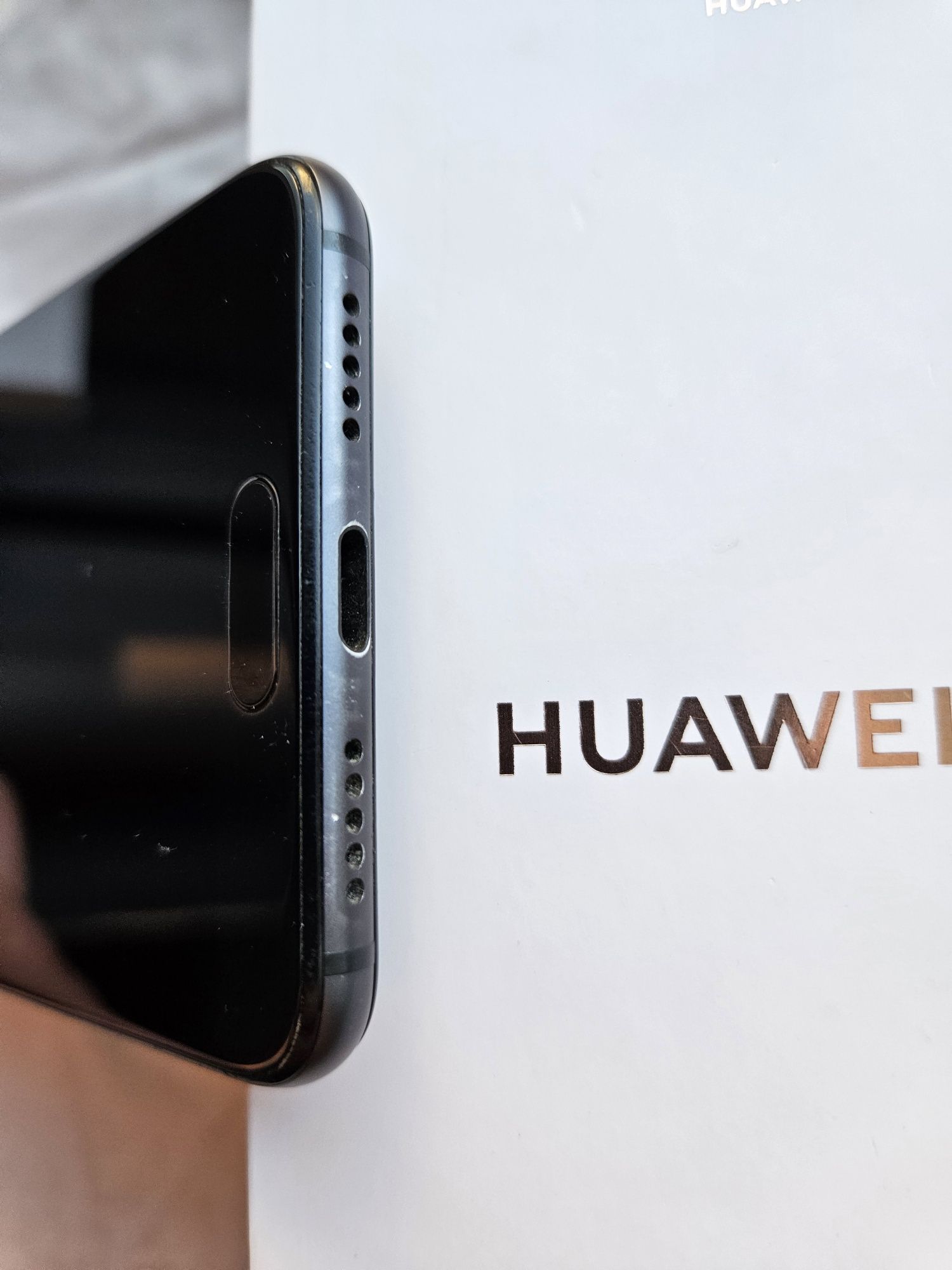 Смартфон Huawei P20 4/128