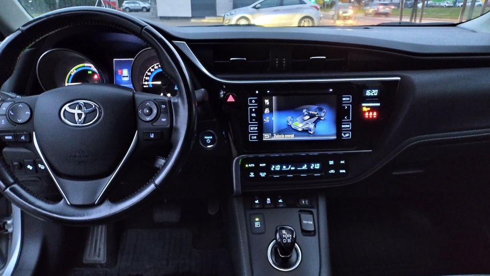 Toyota Auris 1,8 hybryda Salon PL