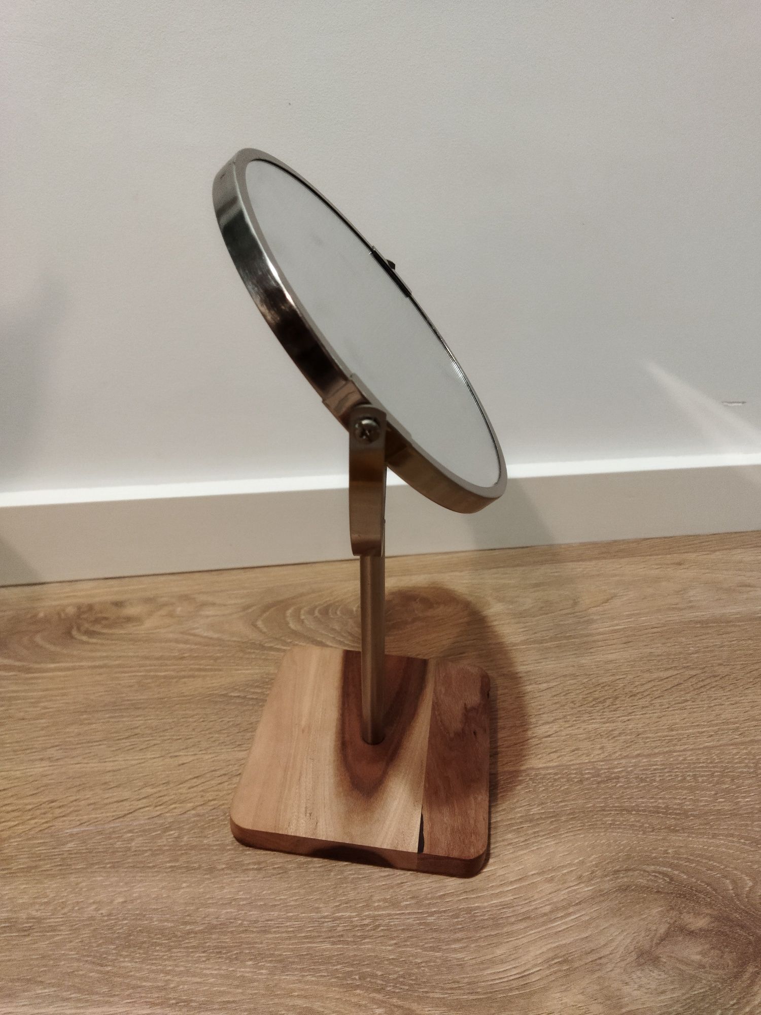 Espelho com base em madeira.