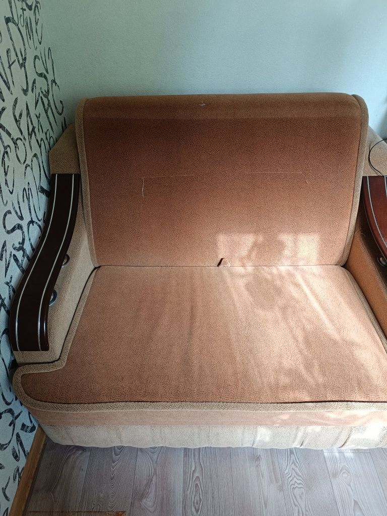 Продам розкладний невеликий диван
