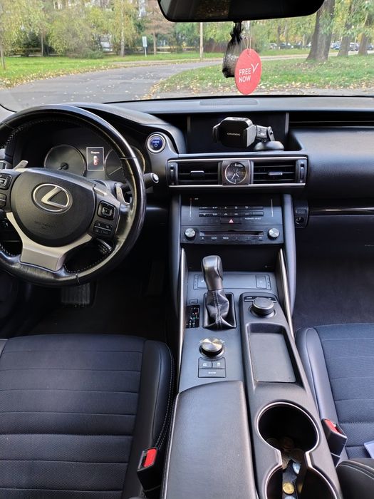 Автомобіль Lexus IS 300h Hybrid 2018