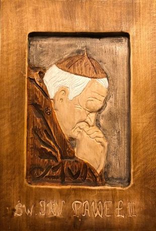 Płaskorzeźba drewniana, "Jan Paweł II", rękodzieło.