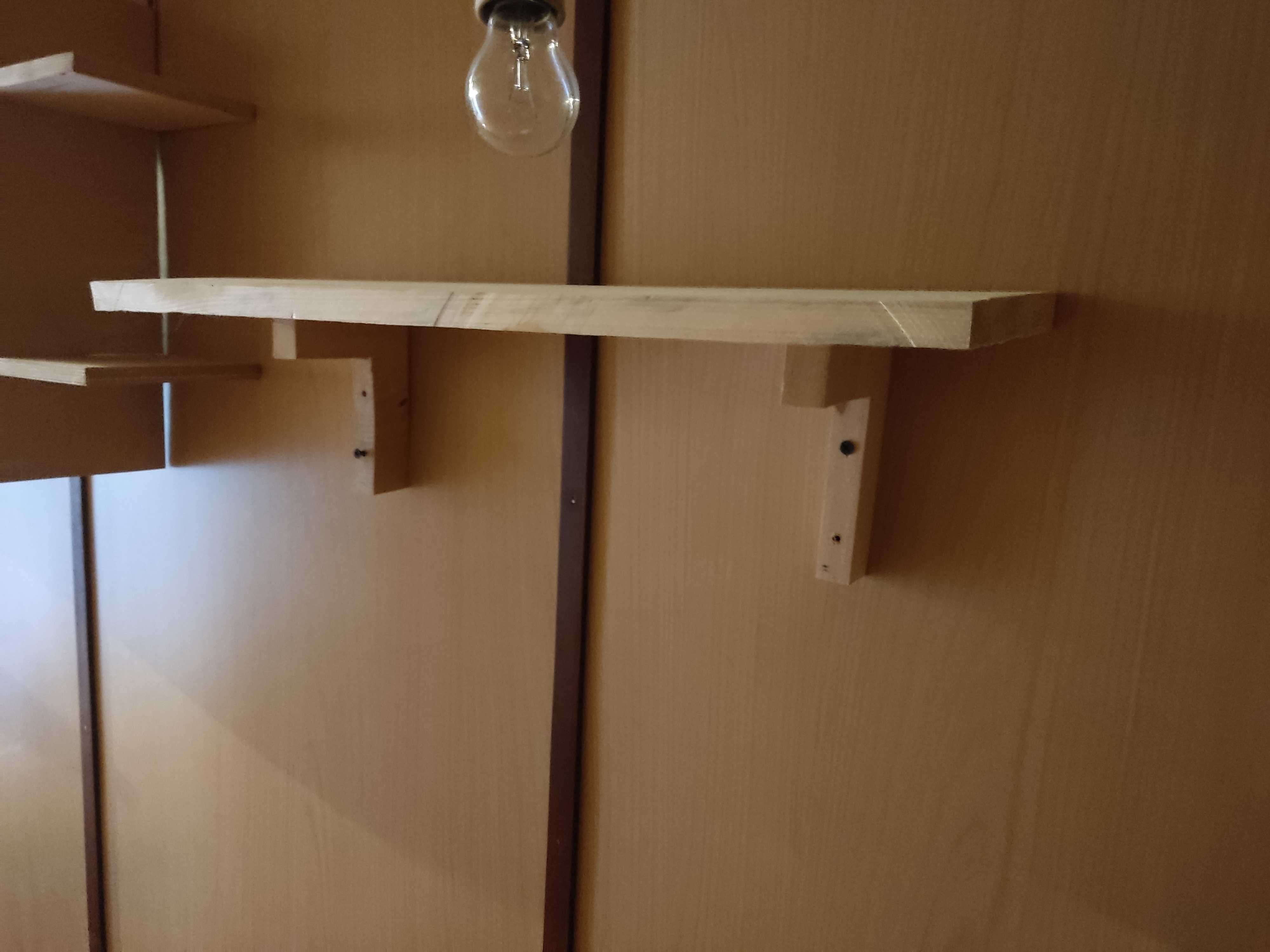 Półka wisząca na ścianę .