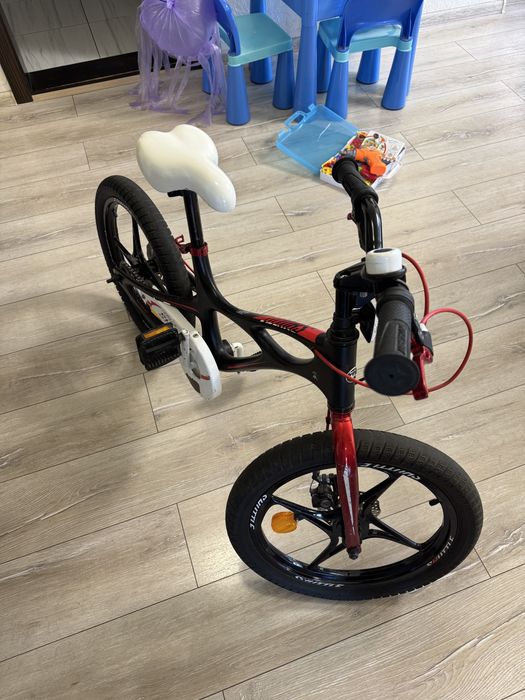 Детский велосипед 18" Royal Baby Space Shuttle чёрно-красный Б/У Целый