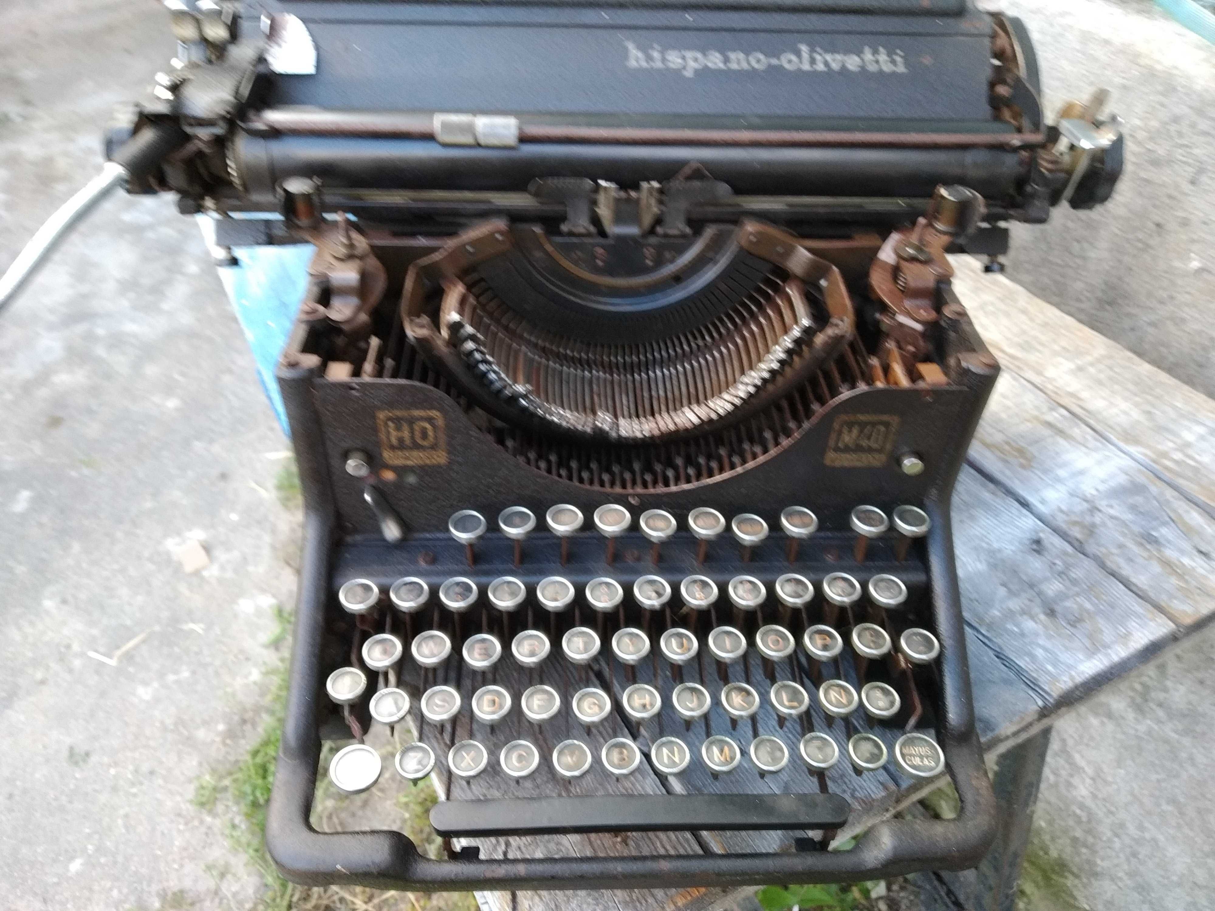 Antiga máquina de escrever Hispano-Olivetti