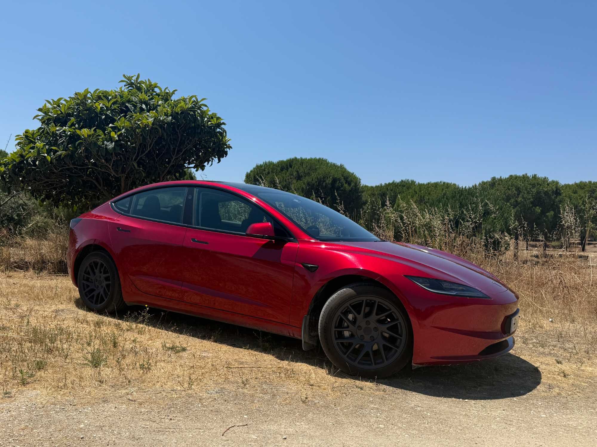 Tesla Model 3 vermelho com engate de reboque e 7.050 km