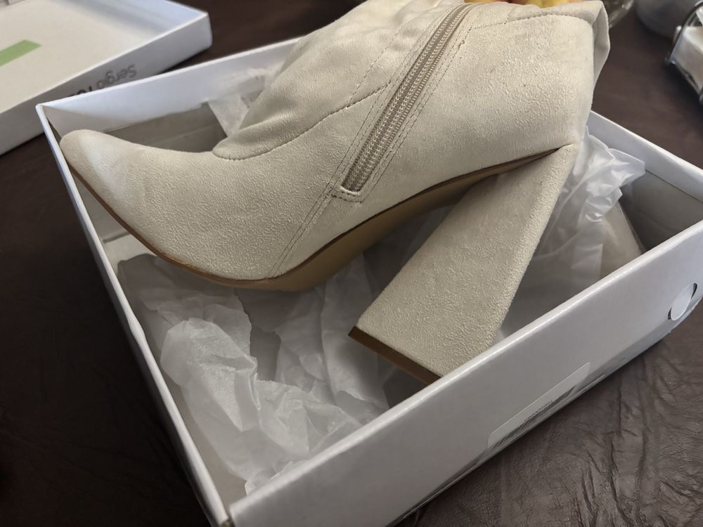 Botas bege novas tamanho 37