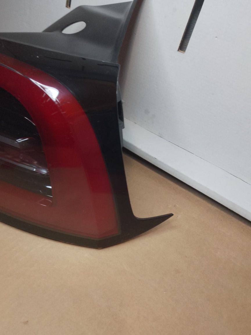 CAŁA ŁADNA Lampa tył tylna prawa TESLA 3