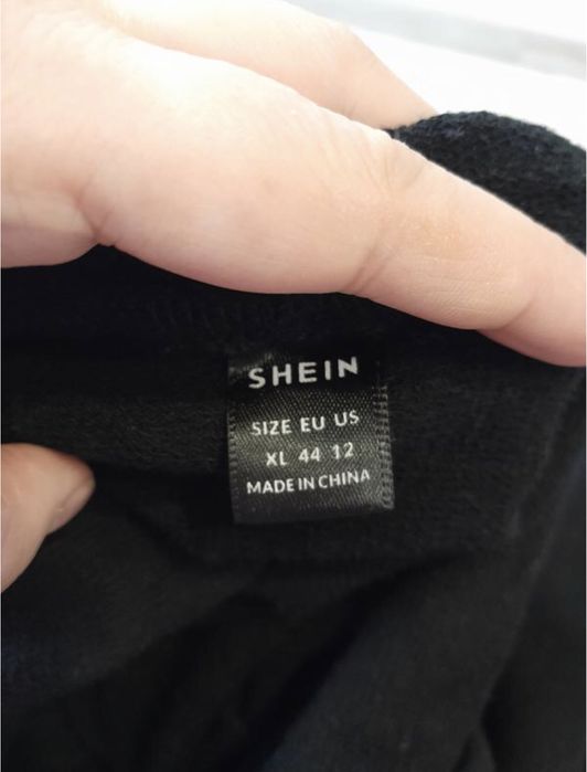 Чорне худі для годування