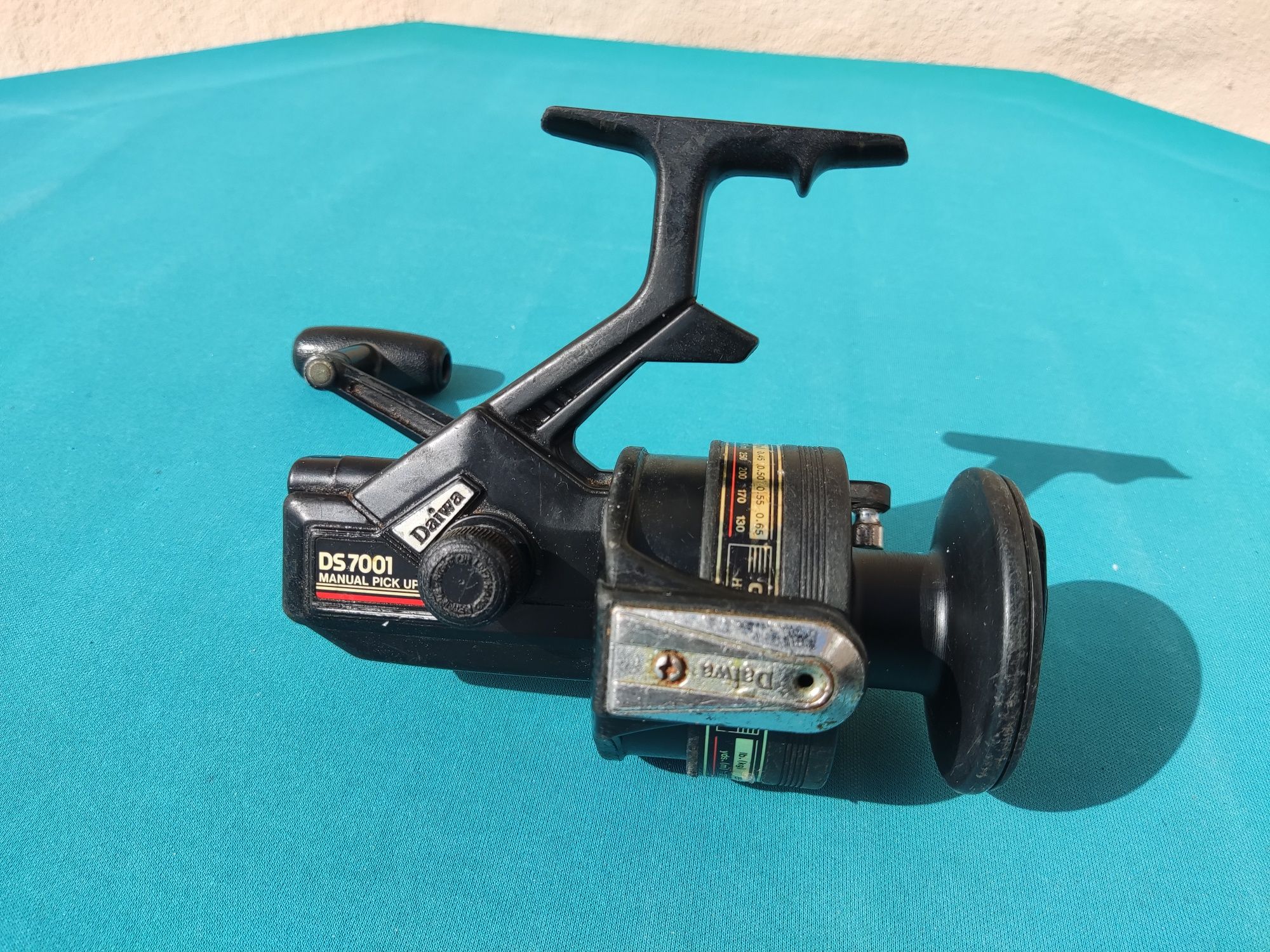 Carreto de pesca Daiwa DS 7001 Graphite manual pick up