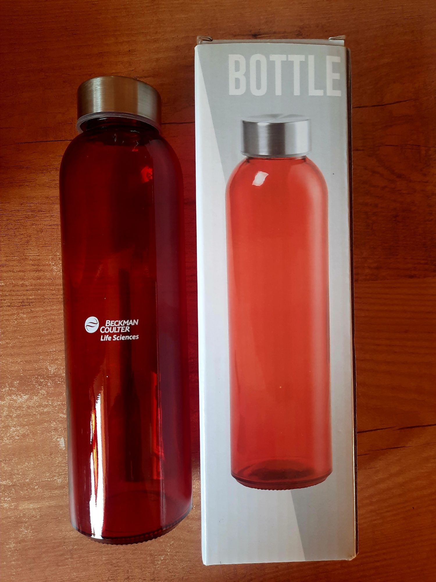 Czerwona, szklana butelka na wodę 500ml