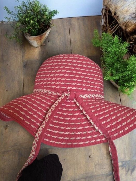 Różowy kapelusz , białe paseczki nowy