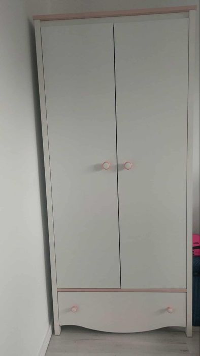 Zestaw mebli dla dziewczynki.