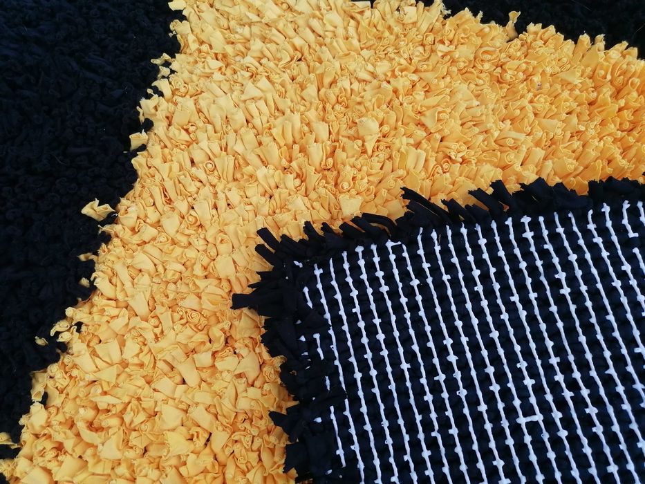 Tapete grande em muito bom estado 1,50 m/ 1,30m. Feito a mão.