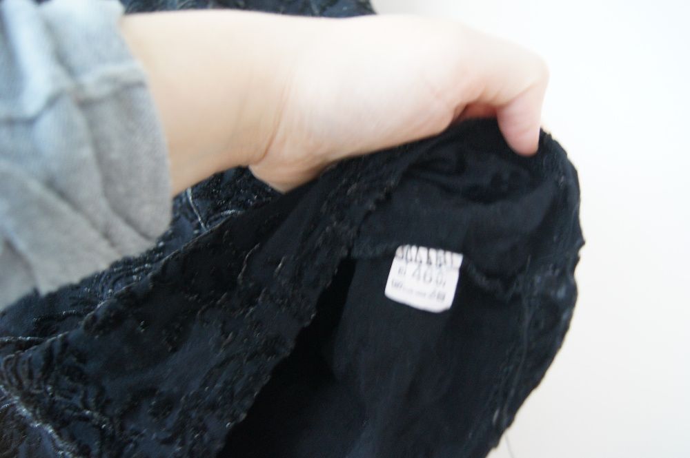 czarna wzorzysta koronkowa welurowa bluzka z polgolfem zkrotkimrekawem