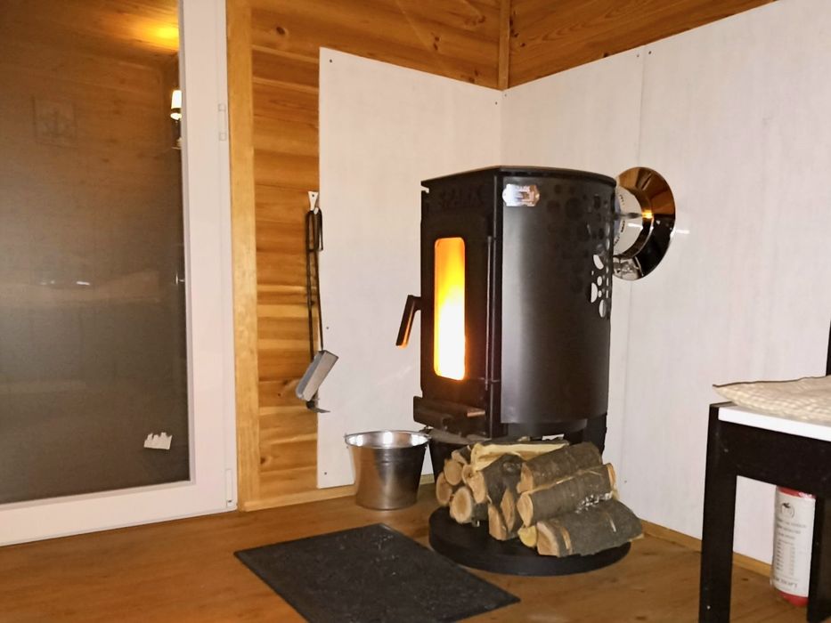 Романтичне бунгало з піччю-каміном на березі моря