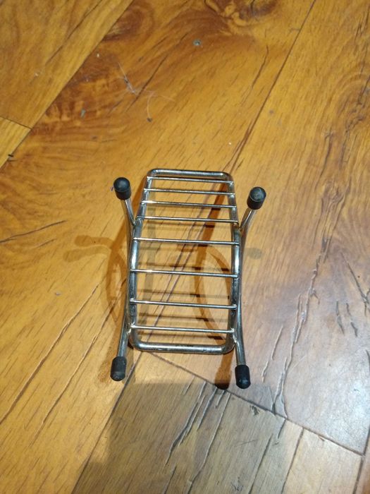 Metalowy stojak na dawny telefon komórkowy.