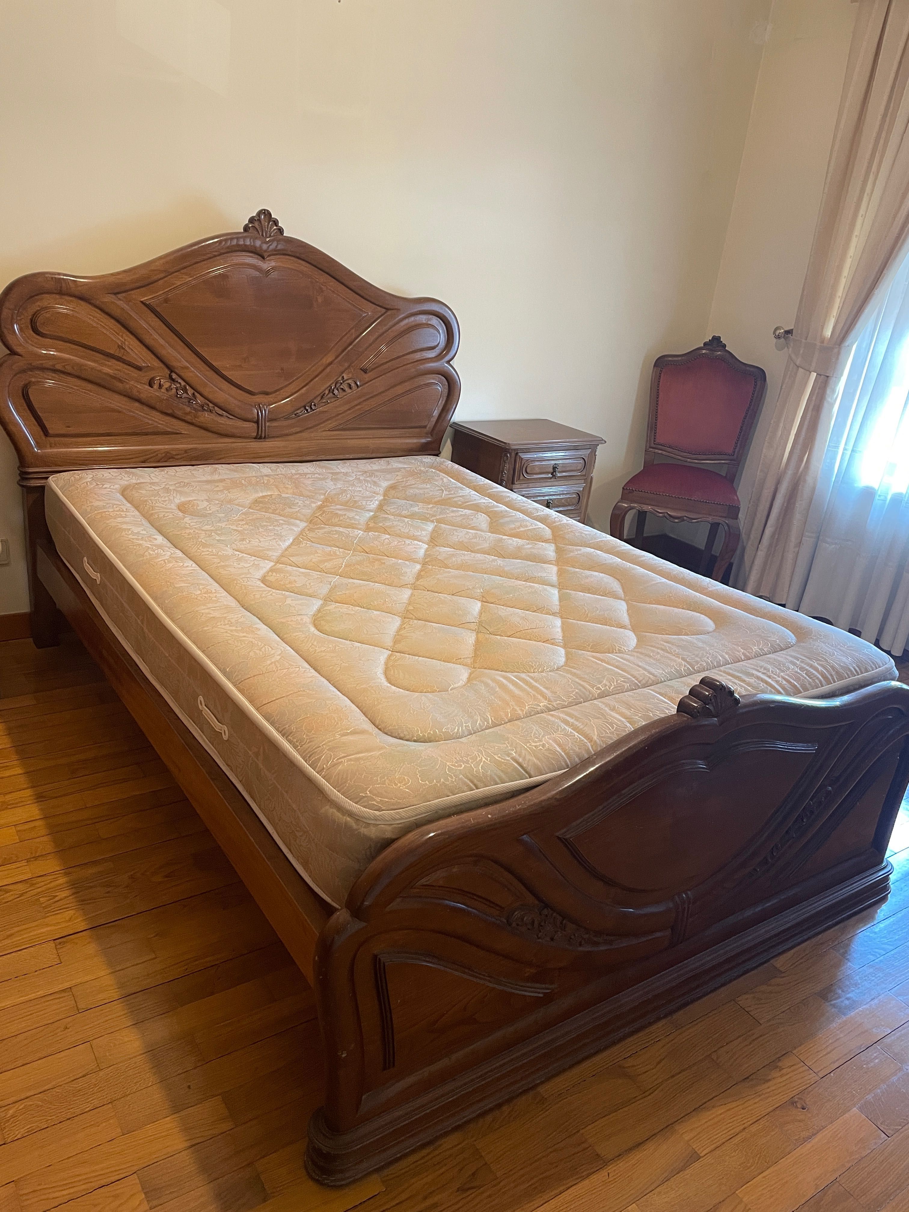 Cama de casal trabalhada em madeira