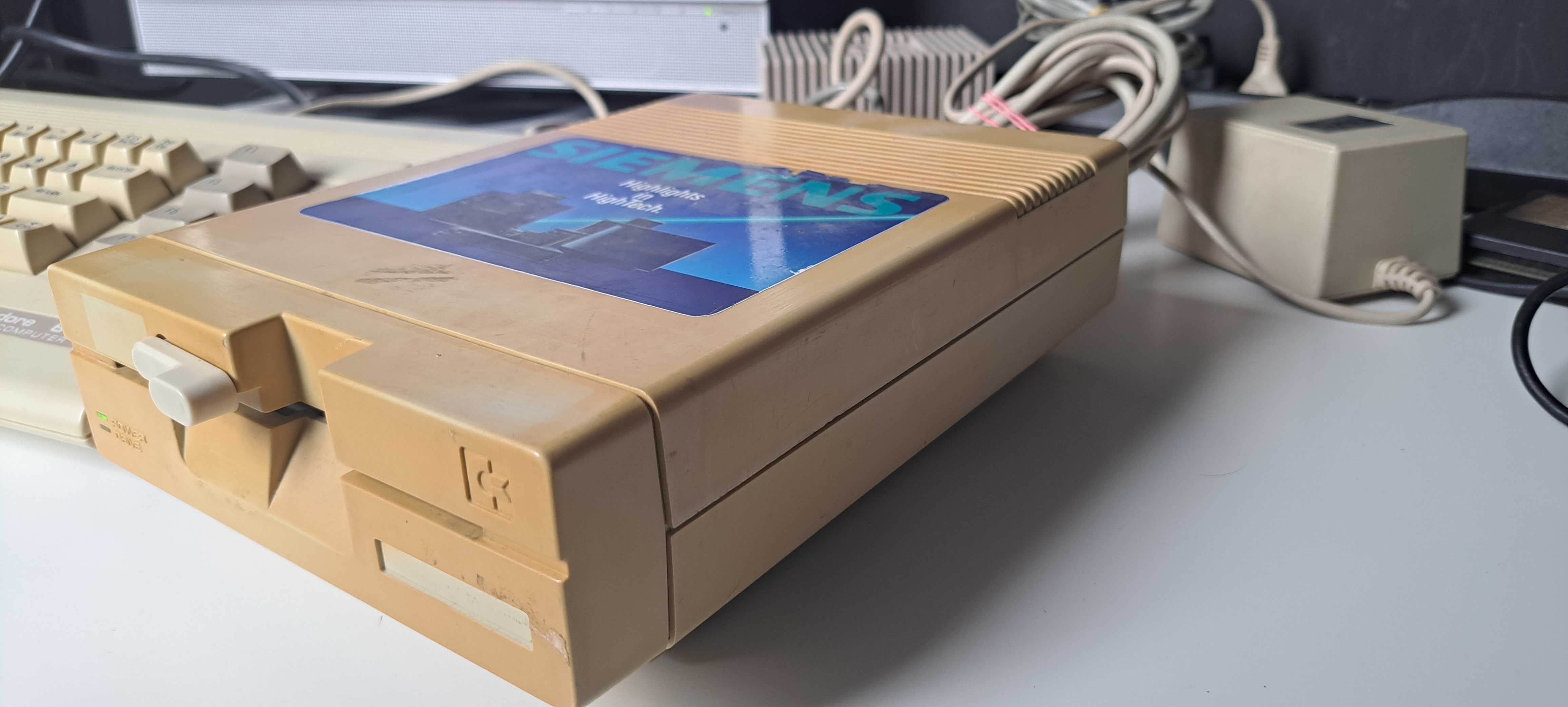 Stacja dysków Commodore 1541-II - zestaw: stacja + zasilacz S.2