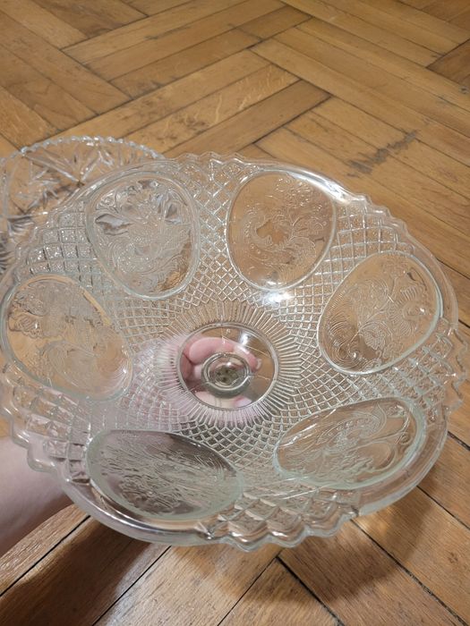 Owocarka patera na nodze medaliony