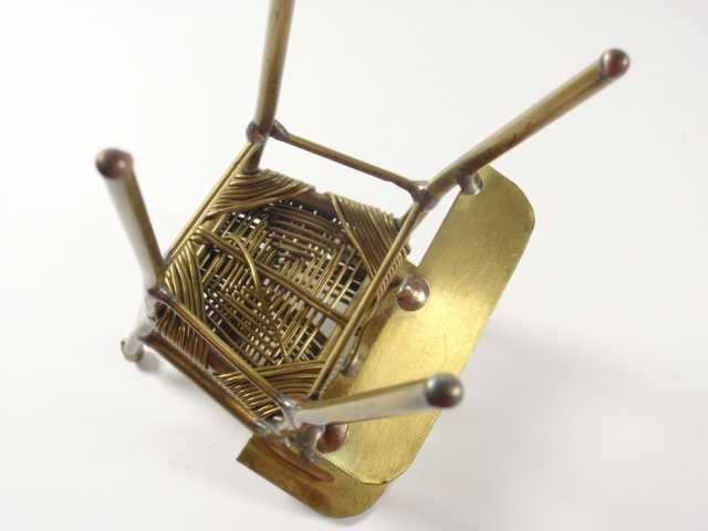 Dla lalek krzesełko.