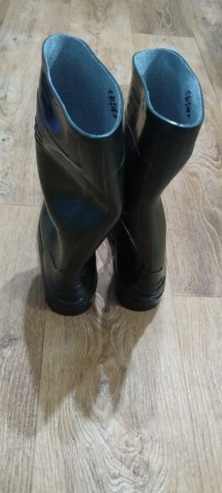 Новые резиновые сапоги.