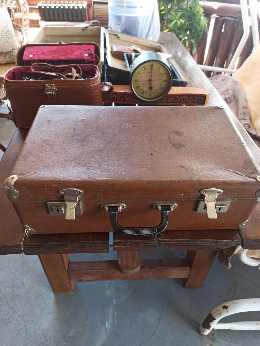 Продам чемоданы старые в наличии три штуки фото по запросу.