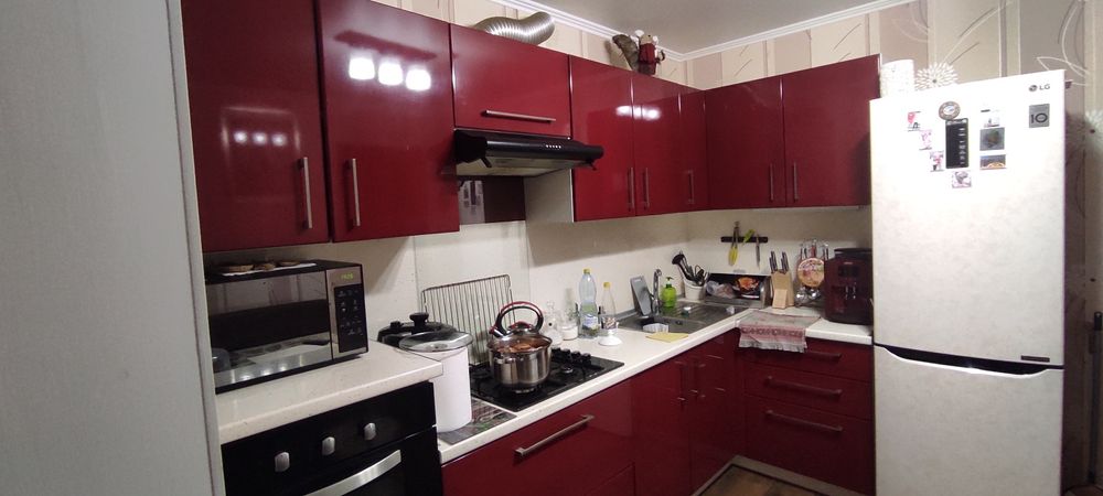 Продам кухню. В комплекті з духовкою, варочною поверхнею,мийкою. Самов