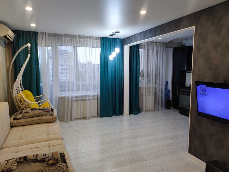 Продаж затишної  трикімнатної квартири в центрі міста.