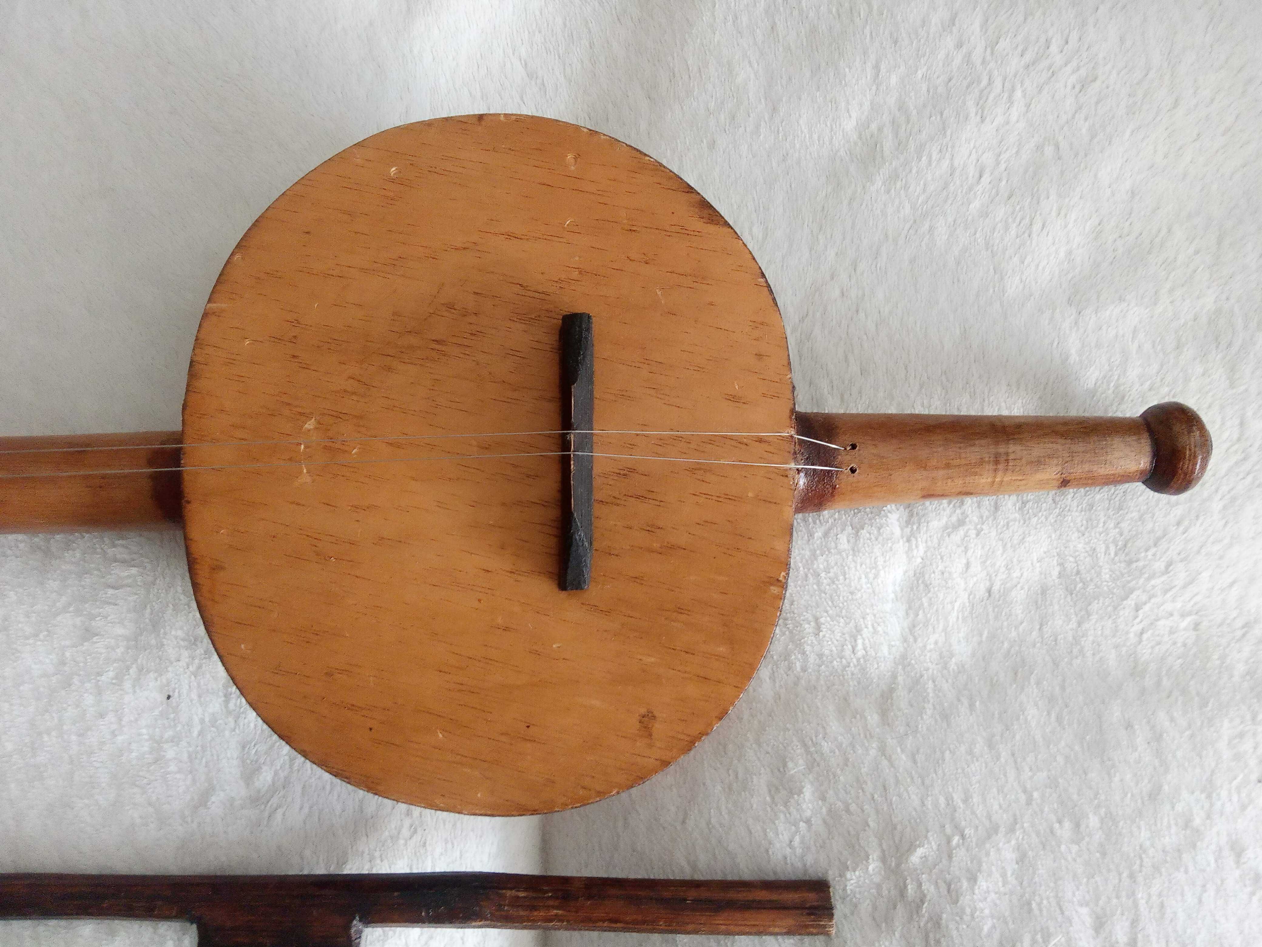 Instrumento Africano de corda em forma de cabaça