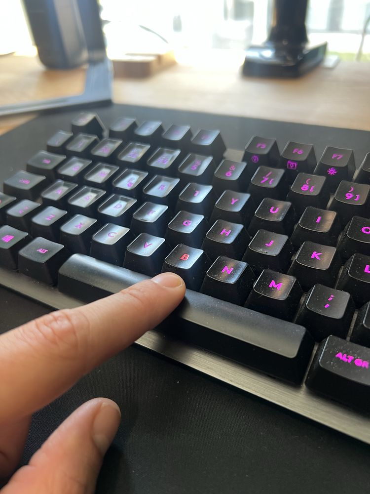 Logitech G513 Carbon com Switches Romer-G Tactile - Usado